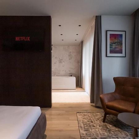 Emery Hotel Pristina Eksteriør billede
