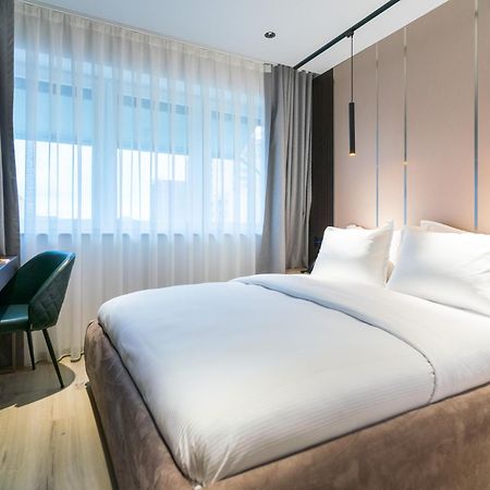Emery Hotel Pristina Eksteriør billede