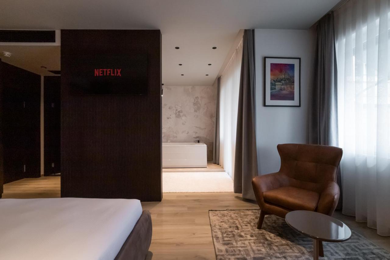 Emery Hotel Pristina Eksteriør billede