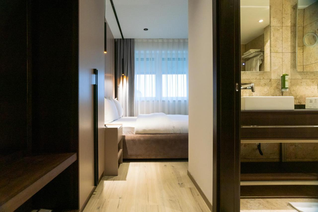 Emery Hotel Pristina Eksteriør billede