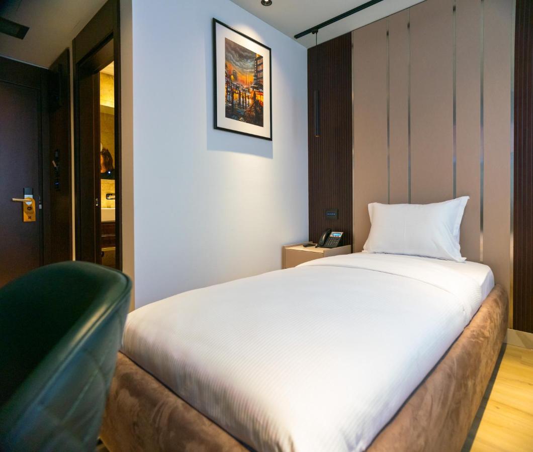 Emery Hotel Pristina Eksteriør billede