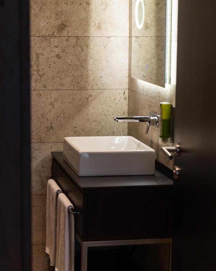 Emery Hotel Pristina Eksteriør billede