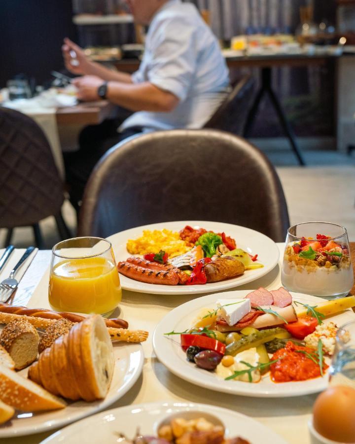 Emery Hotel Pristina Eksteriør billede
