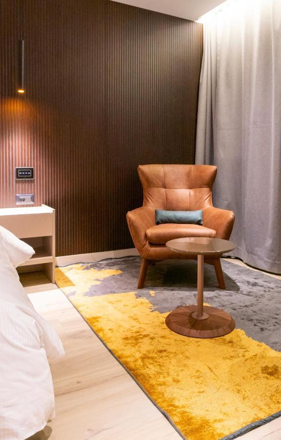 Emery Hotel Pristina Eksteriør billede