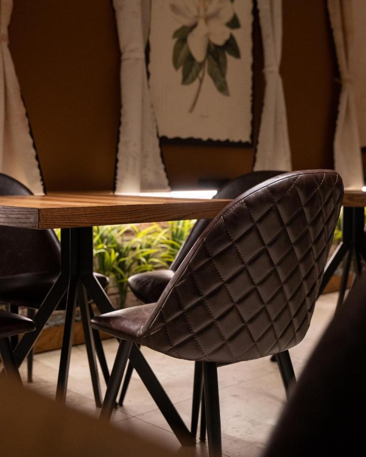 Emery Hotel Pristina Eksteriør billede
