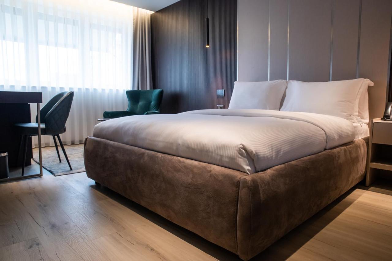 Emery Hotel Pristina Eksteriør billede