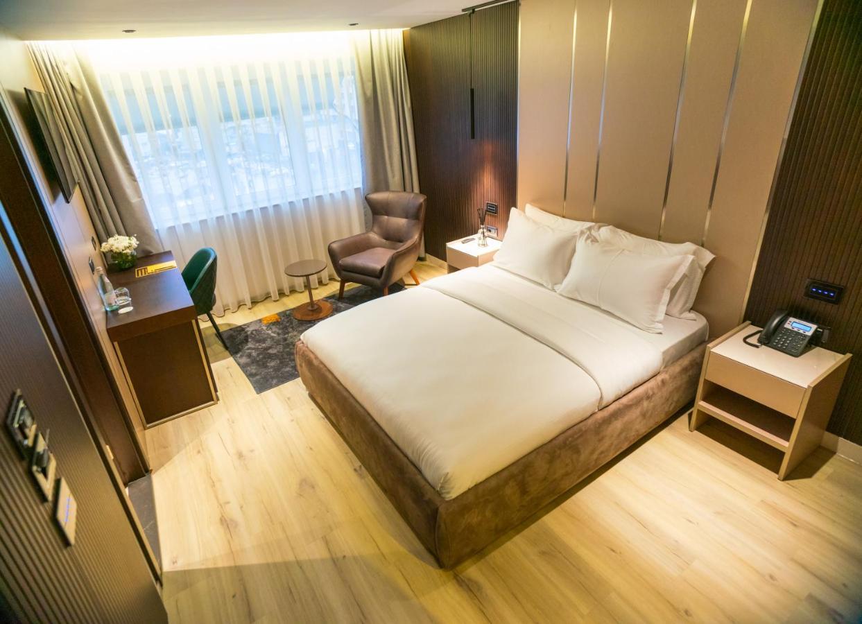 Emery Hotel Pristina Eksteriør billede