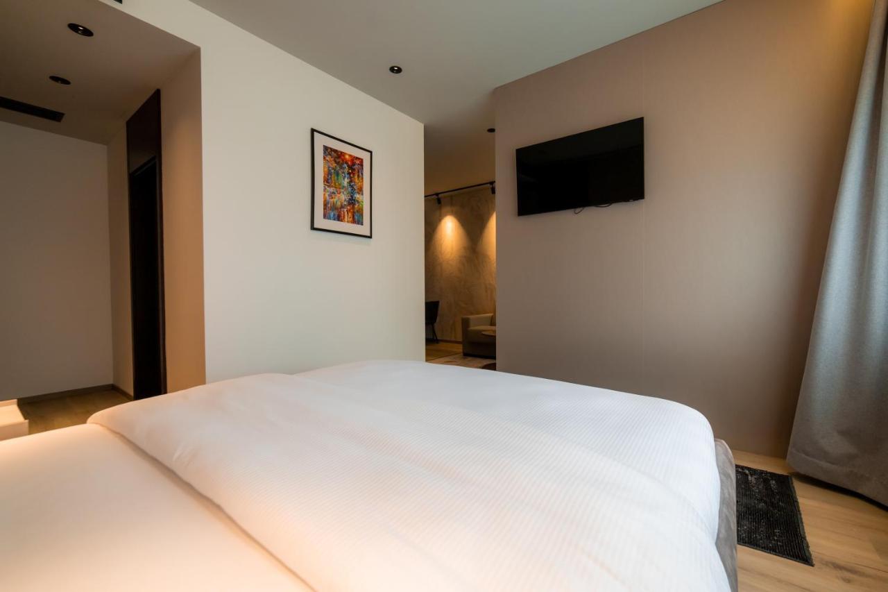 Emery Hotel Pristina Eksteriør billede