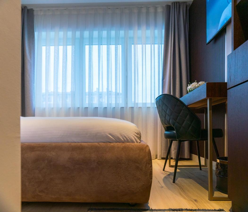 Emery Hotel Pristina Eksteriør billede