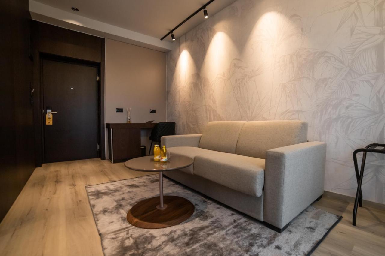 Emery Hotel Pristina Eksteriør billede