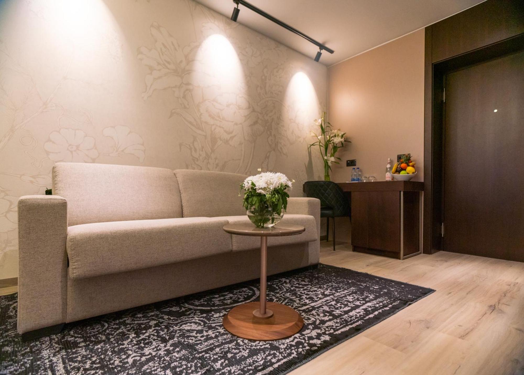 Emery Hotel Pristina Eksteriør billede