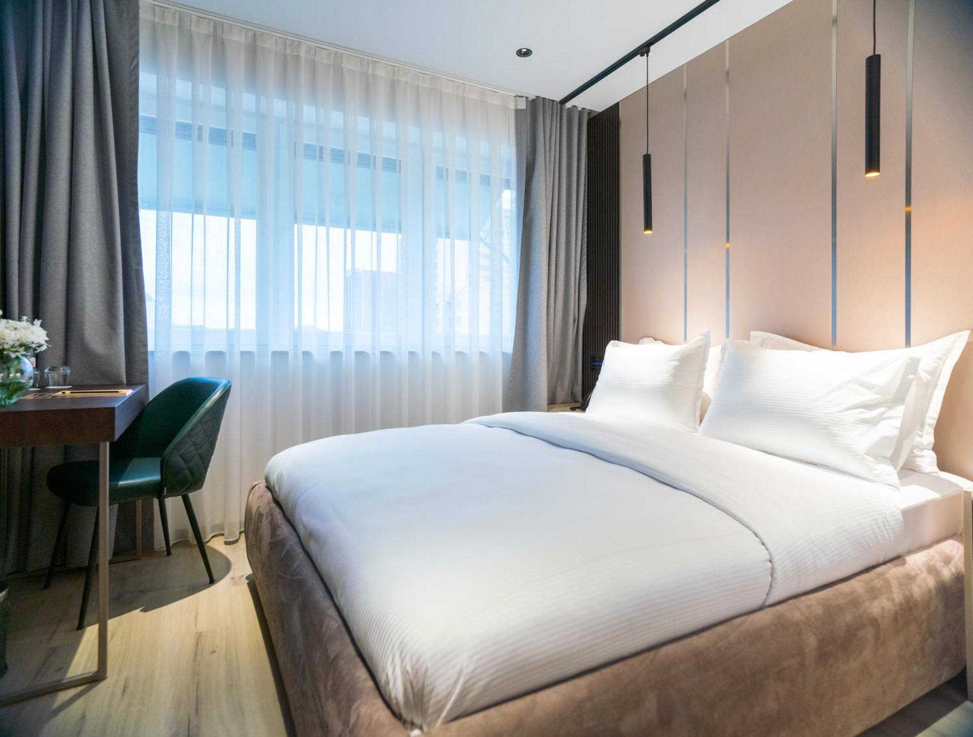 Emery Hotel Pristina Eksteriør billede