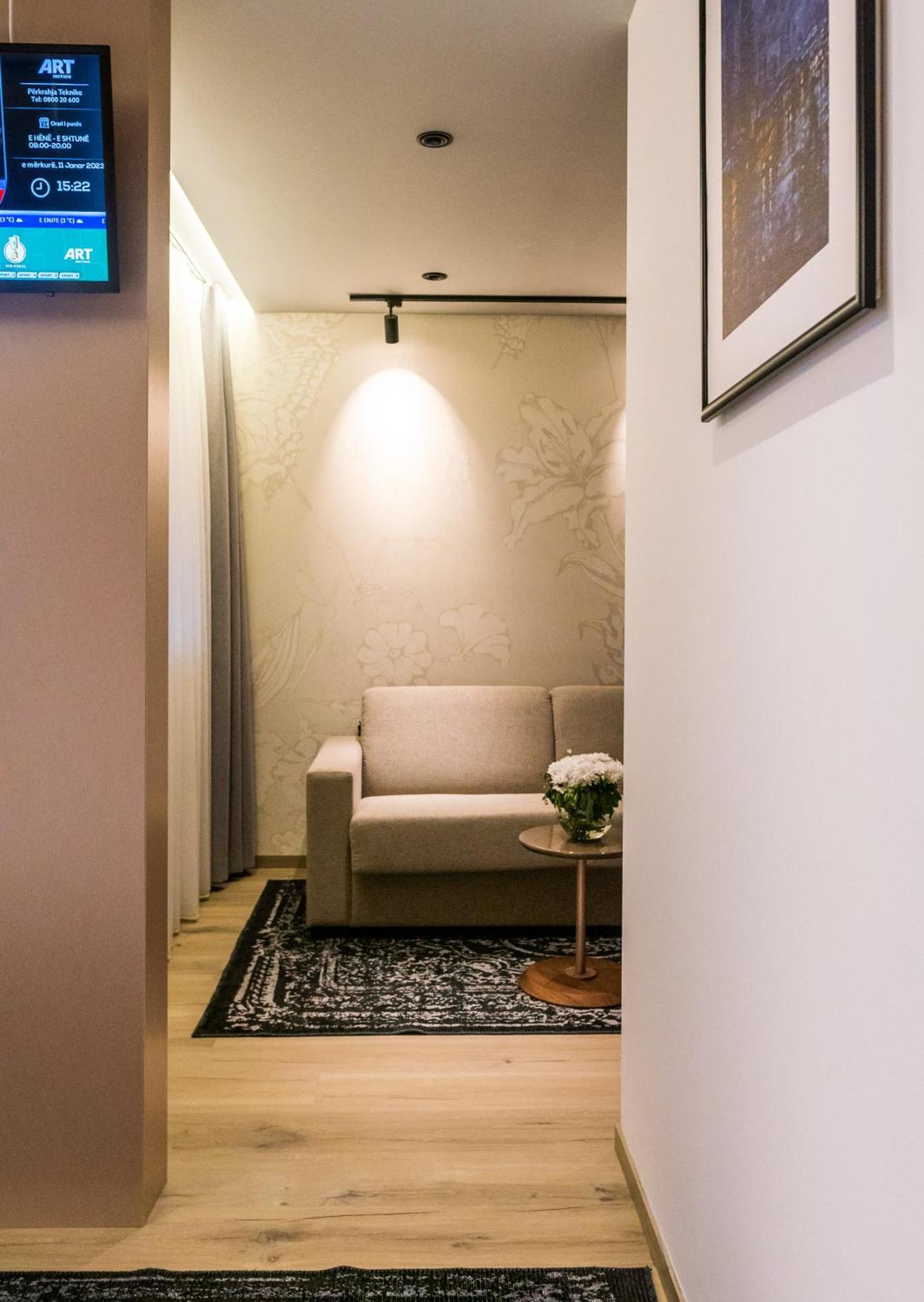 Emery Hotel Pristina Eksteriør billede