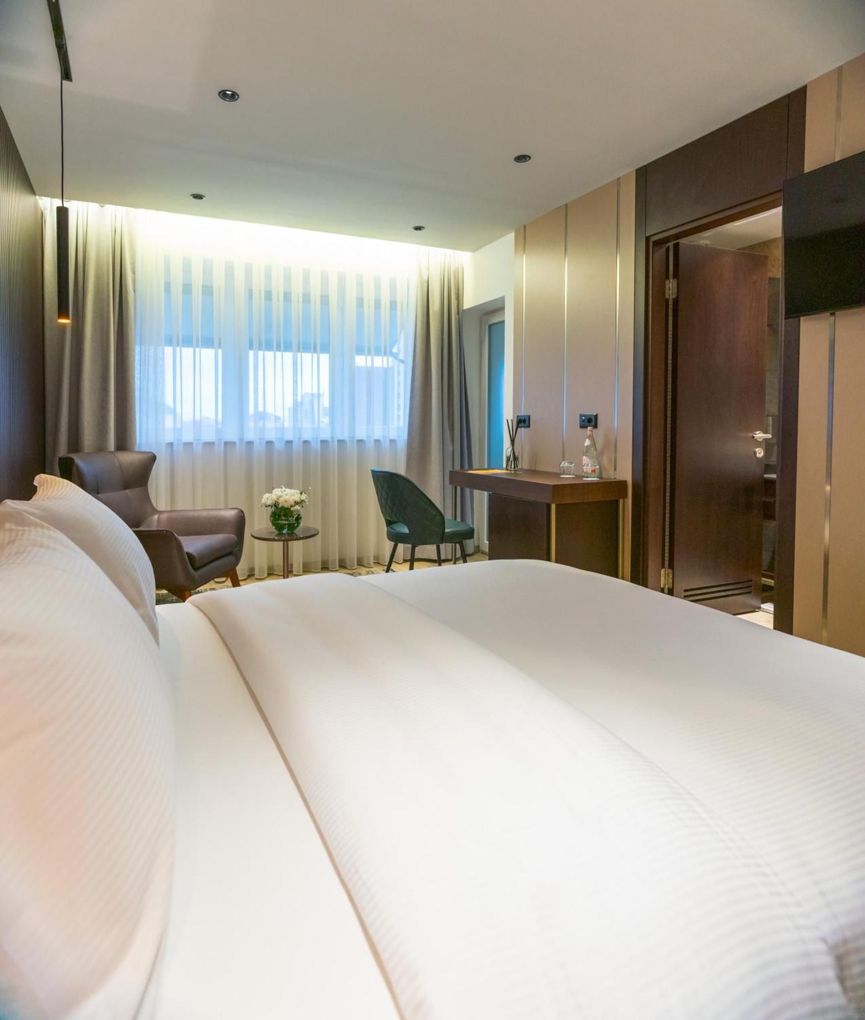 Emery Hotel Pristina Eksteriør billede
